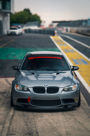 BMW M3 E92 Mietfahrzeug von TWENTYSEVEN Trackdays in der Frontansicht mit Frontsplitter und Motec-Schmiederädern