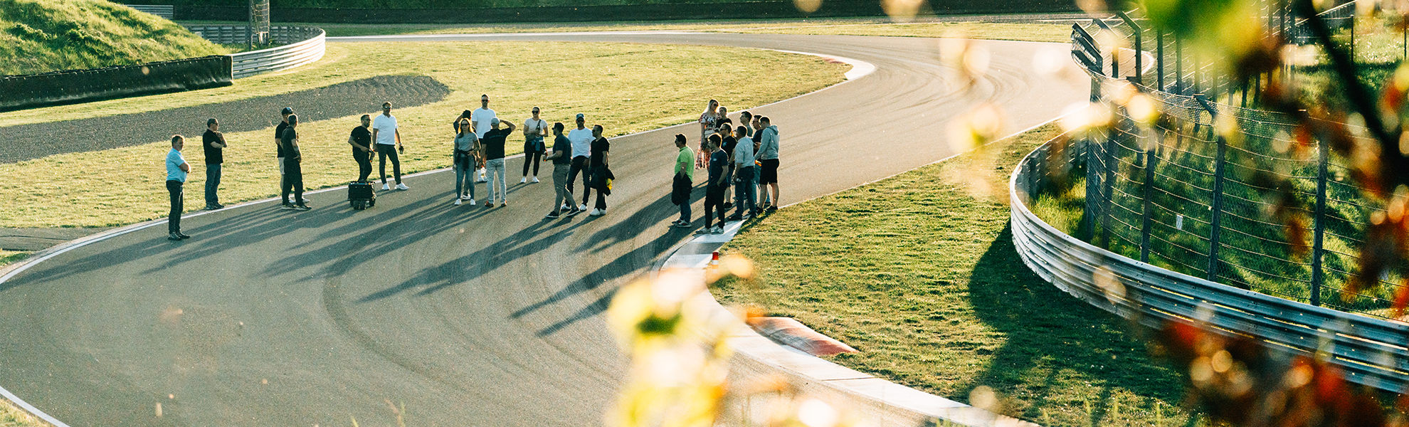 Eine Gruppe von Petrolheads bei einem Trackwalk von Twenyseven Trackdays auf dem Bilster Berg.