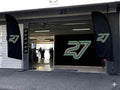 Box auf dem Hockenheimring mit Beachflags und einem Scherenhitteraufsteller von TWENTYSEVEN Trackdays.