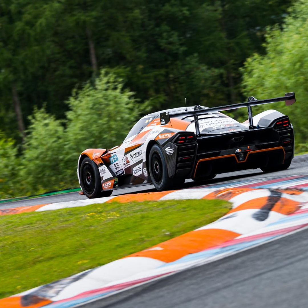 KTM X-Bow GT2 neben einem Curb auf dem Brno Circuit in Tschechien während eines Trackday ür Rennwagen.