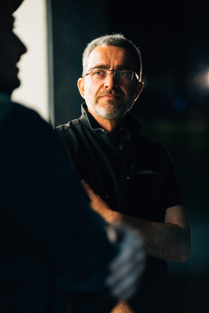 Carsten Seifert, DMSB National-A-Lizenz Master-Trainer bei TWENTYSEVEN Trackdays, im Gespräch während eines Lizenzkurses.