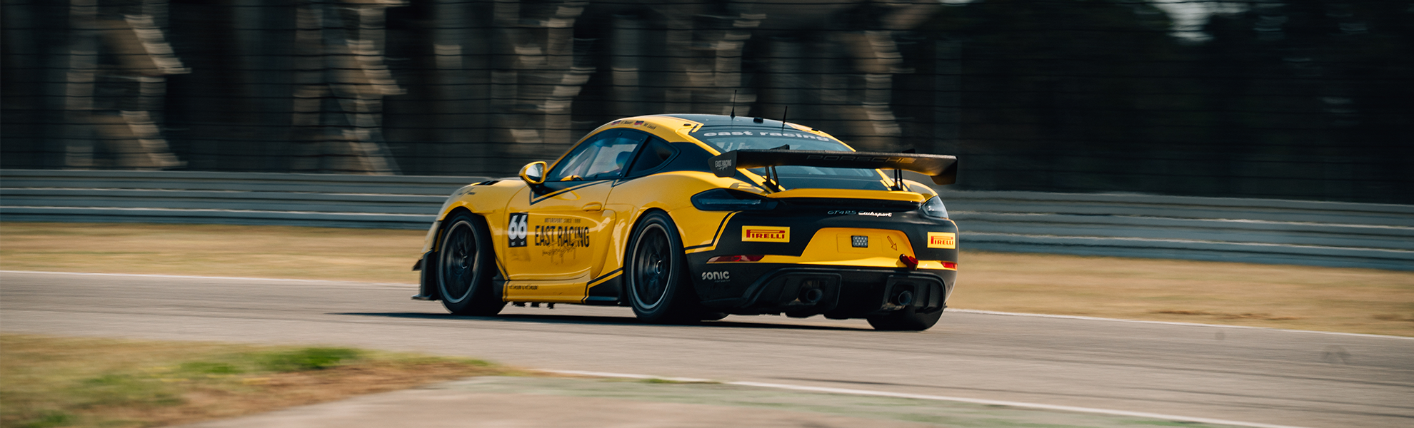 East Racing Porsche GT4 RS CS Rennwagen auf dem Hockenheimring mit einer Racing-Livery.