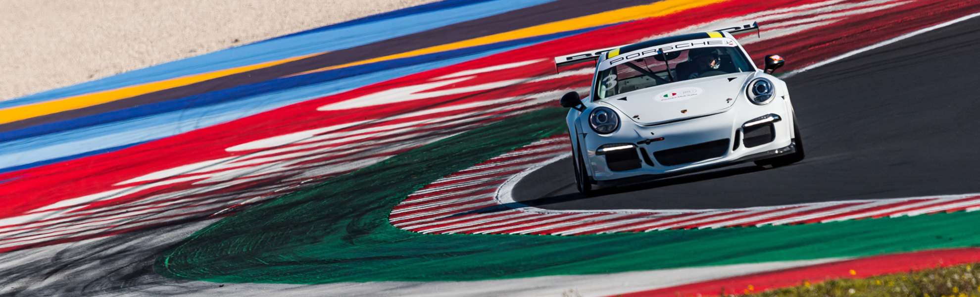 Misano World Circuit mit einem weißen Porsche 991 GT3 Cup bei einem Racetest von Twentyseven Trackdays.