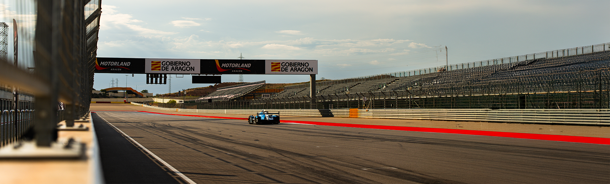 Pre-LeMans Test mit einem Oreca 07 LMP2 von Algarve Pro im Motorland Aragon auf der Start-/Ziel-Geraden.
