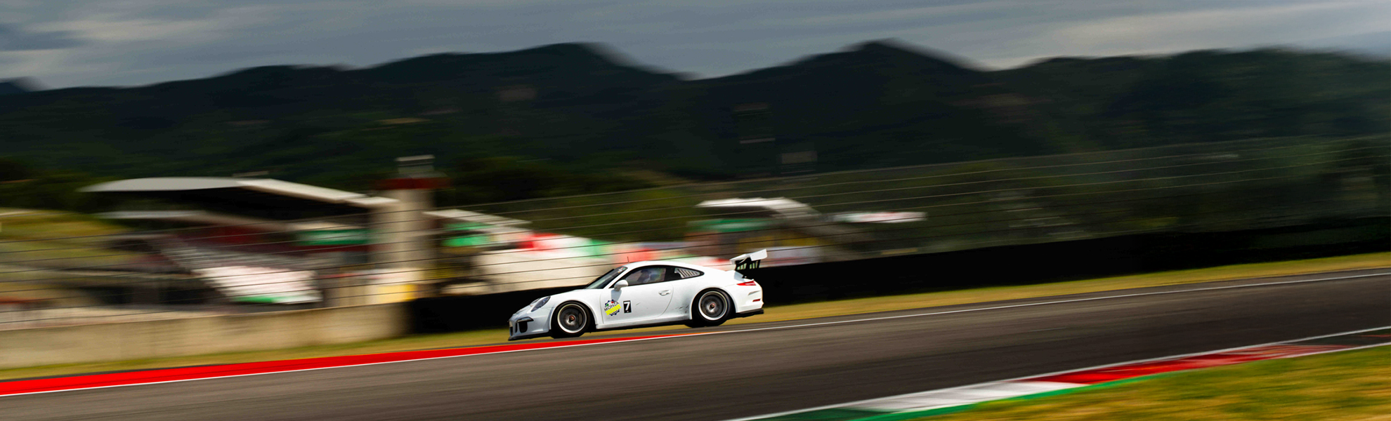 Mugello Circuit Trackday mit einem weißen Porsche 991.1 GT3 Cup vom Rennteam Monza Garage.