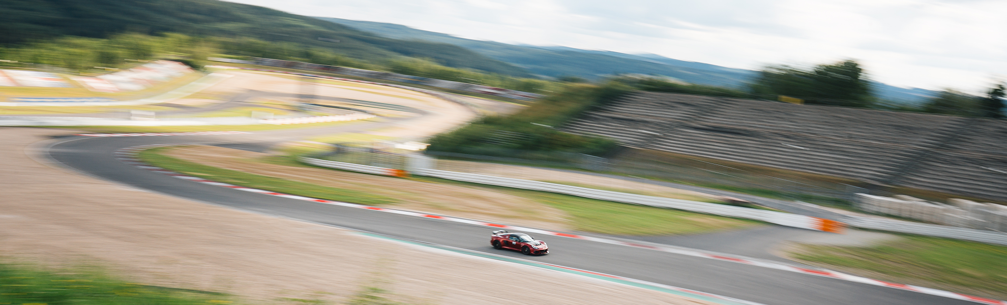 Komotec Lotus Exige 430 Cup im Schumacher-S auf dem GP-Kurs des Nürburgrings.