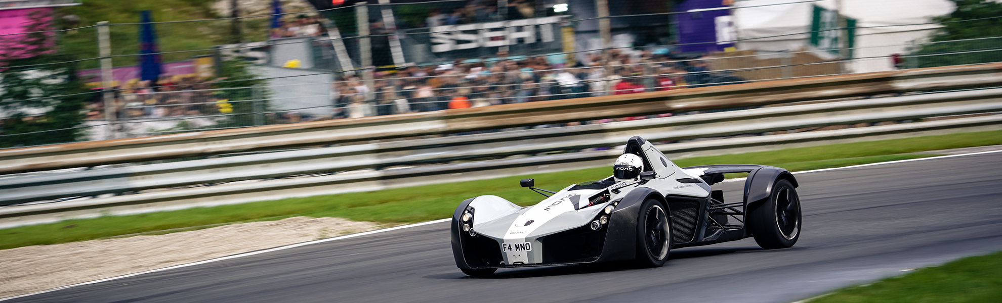 BAC Mono auf einem Afterwork Trackday am Salzburgring vor einer Festival-Bühne.
