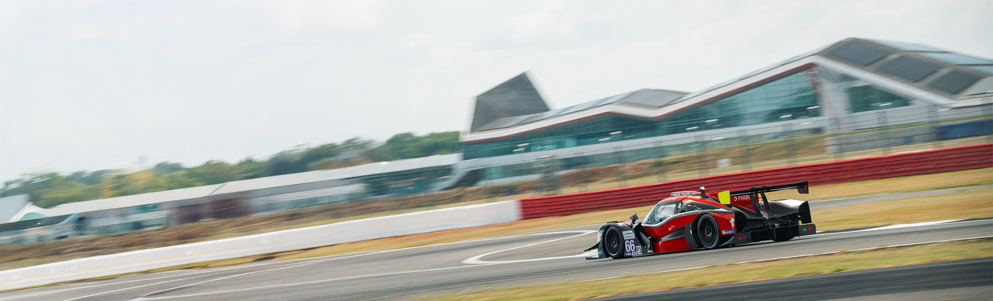 Silverstone Circuit mit dem the Wing Paddock und einem Ligier JS P 325 LMP3-Rennwagen bei der Vorbereitung zur European LeMans Series.