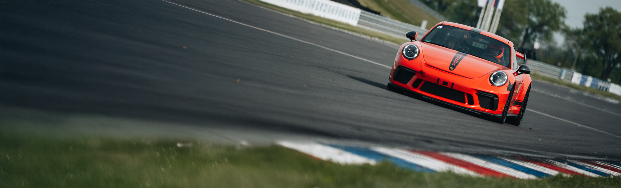 Porsche 991.2 GT3 in lavaorange auf dem Slovakiaring während eines Trackdays.