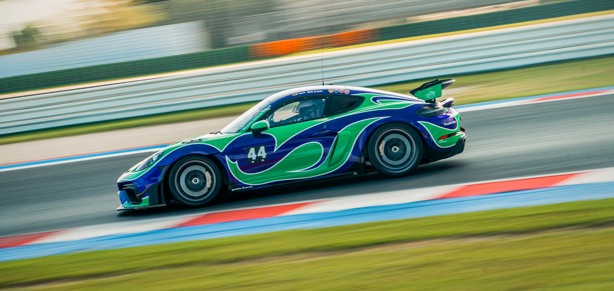 Porsche 718 GT4 RS Clubsport mit blau-grüner Wellen-Lackierung und Startnummer 44 bei einem Trackday auf dem Misano World Circuit Simoncelli.