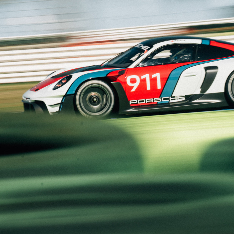 Porsche 992 GT Rennsport R in der Heritage Lackierung im Grenzbereich während eines Trackdays für Hypercars.