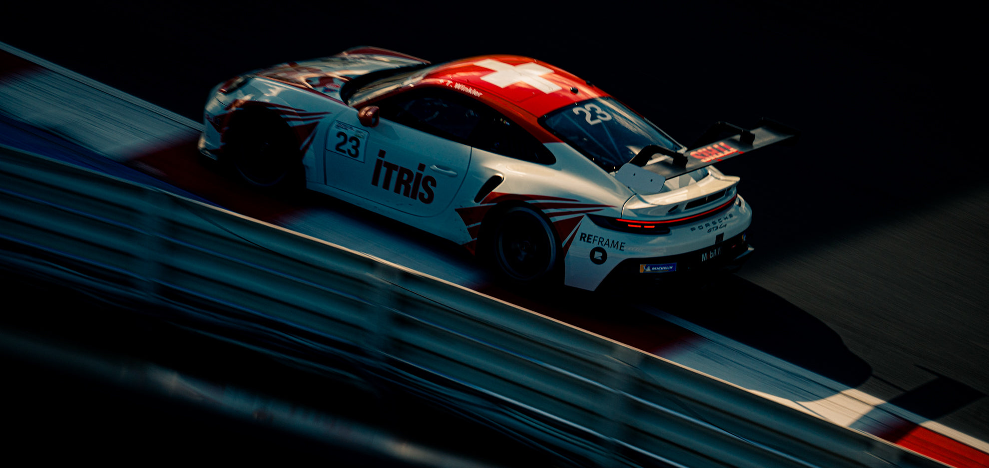 Porsche 992 GT3 Cup von Fach-Auto beim Porsche Sports Cup Suisse it einer Schweiz-Flagge auf dem Dach.