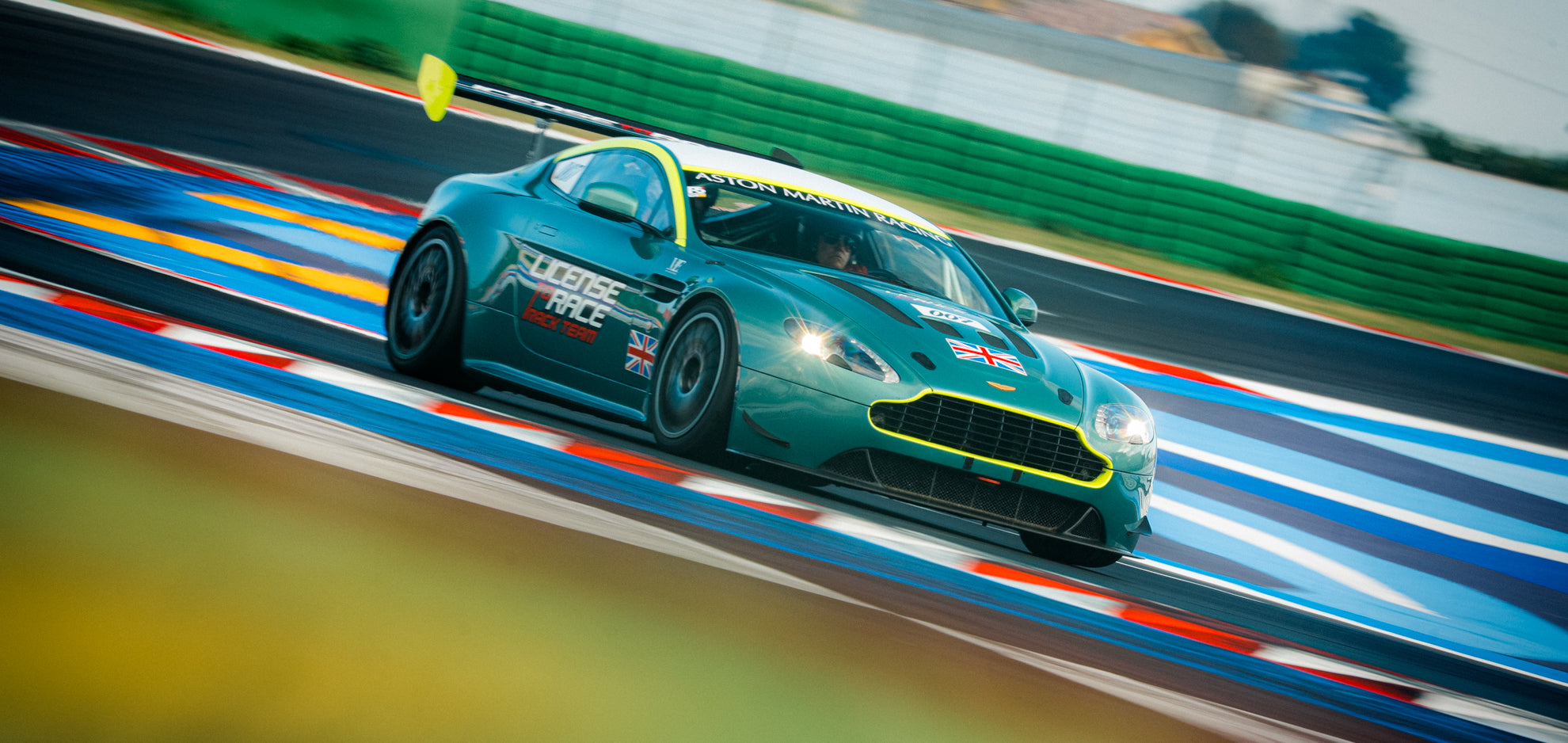 Aston Martin Vantage GT4 von License to Race mit Union Jack in der Frontansicht bei einem Open Pitlane Trackday auf dem Misano World Circuit.