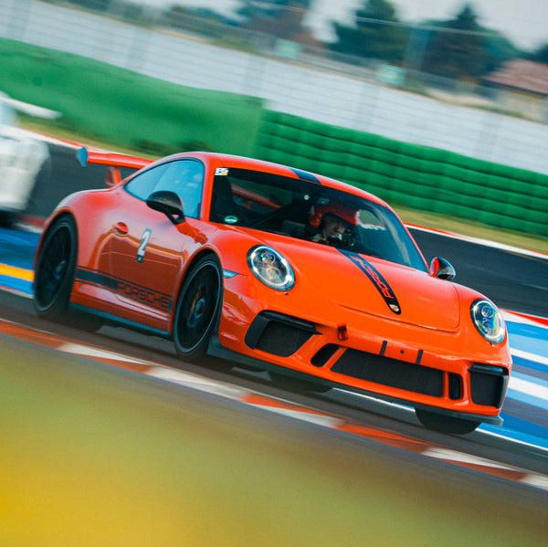 Orangener Porsche 991 GT3 mit Startnummer 1 in der Frontansicht auf der Idealline beim Open Pitlane Trackday auf dem Misano World Circuit.