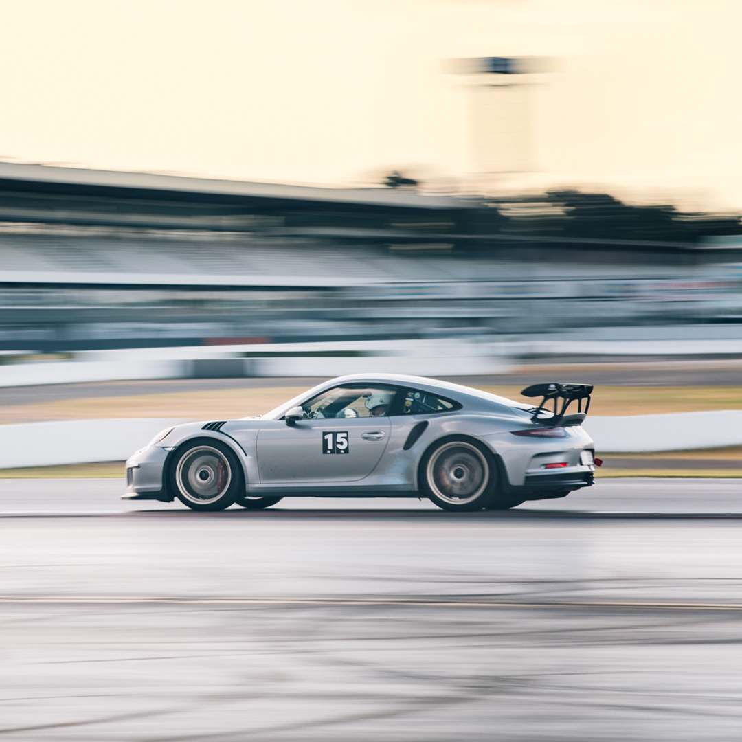 Silberner Porsche 991.1 GT3 RS bei einem Afterwork Trackday.