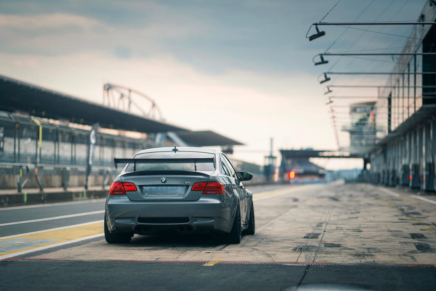 BMW M3 E92 Mietfahrzeug von TWENTYSEVEN Trackdays von hinten mit einstellbarem Heckflügel und Akrapovic-Abgasanlage