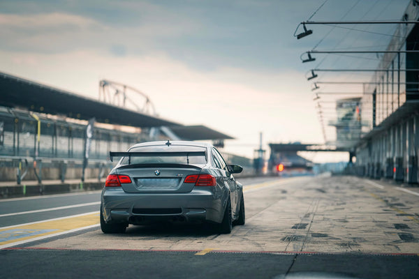 BMW M3 E92 Mietfahrzeug von TWENTYSEVEN Trackdays von hinten mit einstellbarem Heckflügel und Akrapovic-Abgasanlage