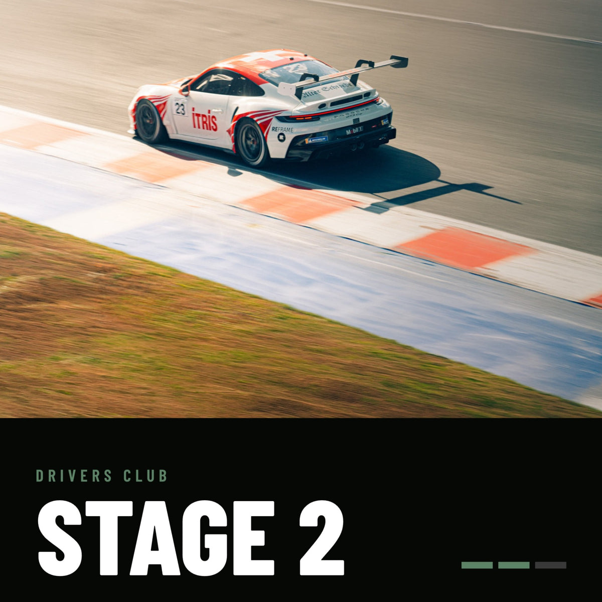 Drivers Club Stage 2: weiß-roter Porsche 911 GT3 Cup mit Startnummer 23 auf dem Curb einer Rennstrecke, von oben fotografiert