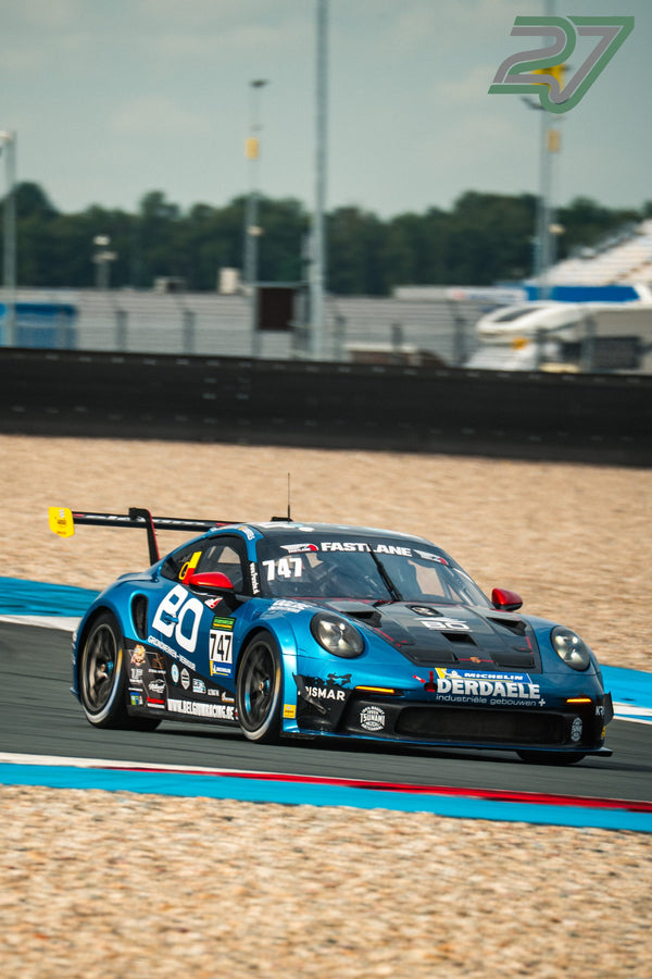 Blau-schwarzer Porsche 911 Cup-Rennwagen mit Derdaele-Schriftzug prescht über den TT Circuit Assen