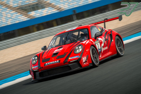 Roter Porsche 911 Cup-Rennwagen schräg von vorne, der Fahrer im Cockpit gut zu erkennen