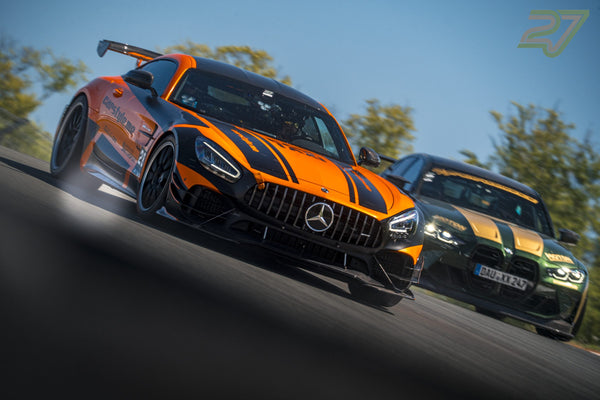 Orangefarbener Mercedes-AMG Rennwagen mit Startnummer 28 führt vor einem grün-goldenen BMW-Verfolger