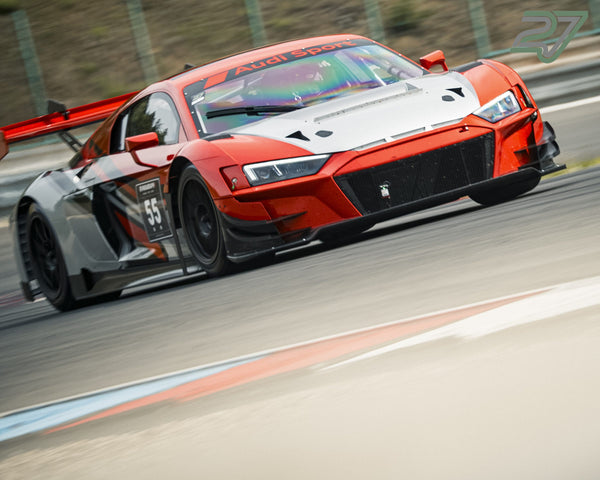 Rot-weißer Audi R8 GT3 mit Startnummer 55 nähert sich in dramatischer Frontal-Nahaufnahme der Kamera