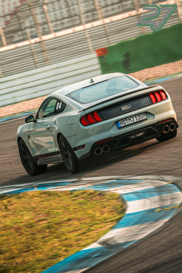 Weißer Ford Mustang Mach 1 mit Startnummer 84 beschleunigt am Hockenheimring aus der Kurve