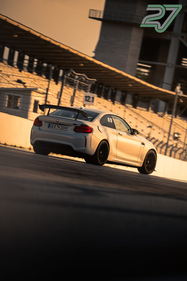 Heller BMW M2 mit Startnummer 89 wirkt im goldenen Abendlicht beinahe champagnerfarben
