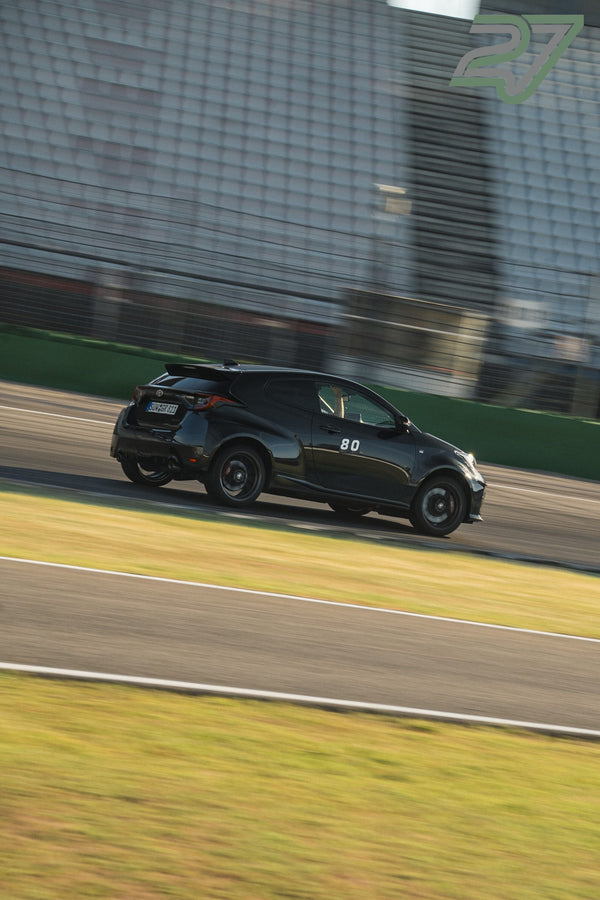 Schwarzer Toyota GR Yaris mit Startnummer 80 fährt in dynamischer Seitenansicht