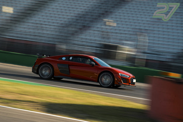 Dunkelroter Audi R8 mit Startnummer 6 rast in dynamischer Seitenfahrt vorbei