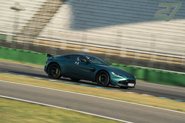 Dunkelgrüner Aston Martin Vantage mit Startnummer 70 fährt in schneller Seitenfahrt