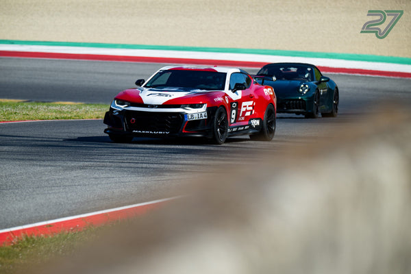 Rot-weißer Chevrolet Camaro mit Startnummer 9, dicht dahinter ein dunkelgrüner Porsche 911