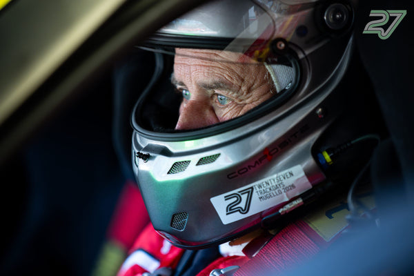 Älterer Fahrer im silbernen Helm mit Mugello-Aufkleber am Kinnteil, Blick nach vorn durchs Visier