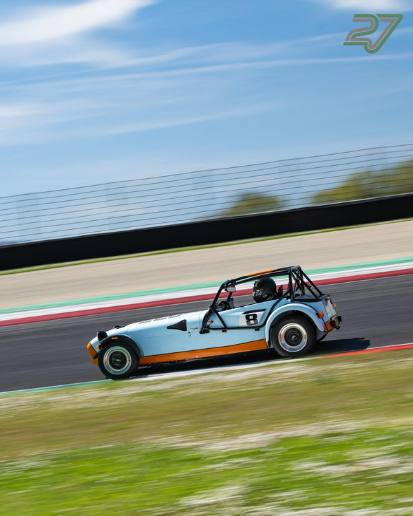 Offener Roadster in Hellblau und Orange mit Startnummer 8 und Überrollbügel im Mitzieher