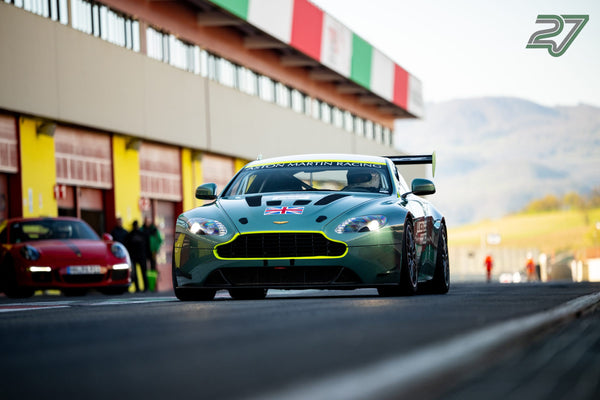 Grüner Aston Martin Vantage steht frontal in der Boxengasse, Union Jack auf der Motorhaube