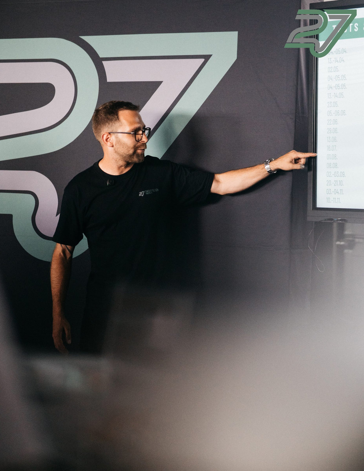 Driver briefing in the pit box with the participants of a TWENTYSEVEN trackday