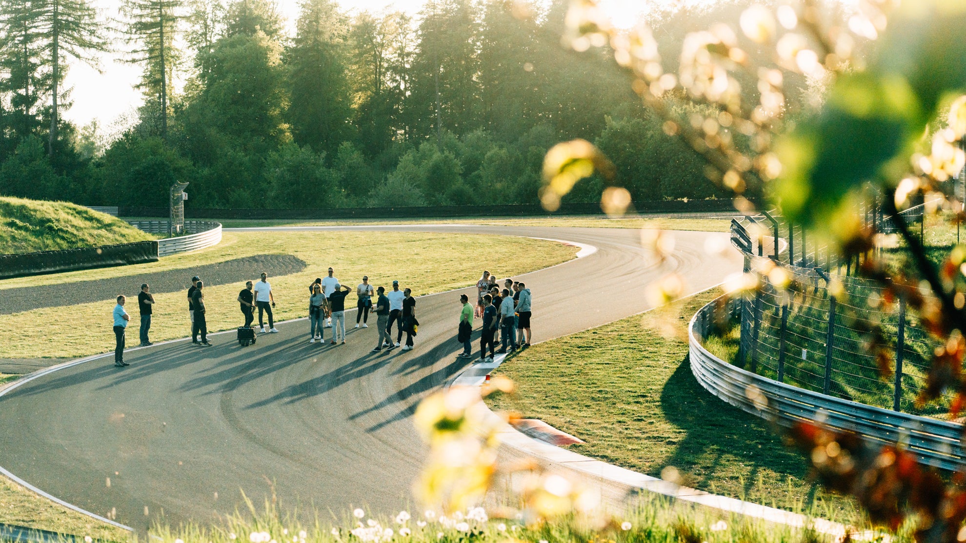 Trackwalk auf dem Bilster Berg, bei dem der Trackday  Coach Pascal Pregizer den Teilnehmenr erklärt, wie sie die Kurvenkombination fahren müssen.