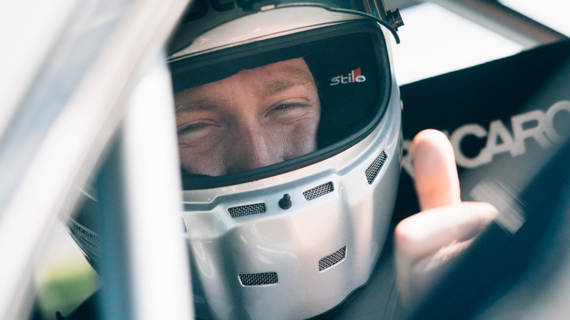 Fahrer mit einem silbernen Stilo ST5 GT, der in seinem Tracktool sitzt.