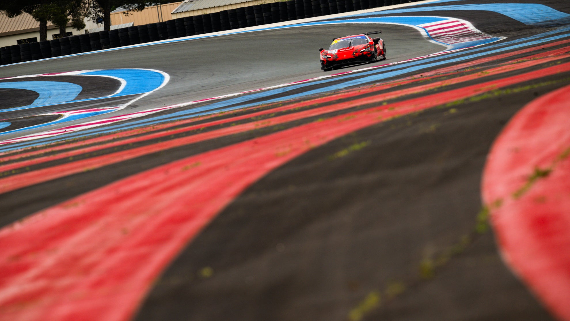 Circuit aul Ricard mit einem roten Ferrari 296 GT3 von AF Corse.