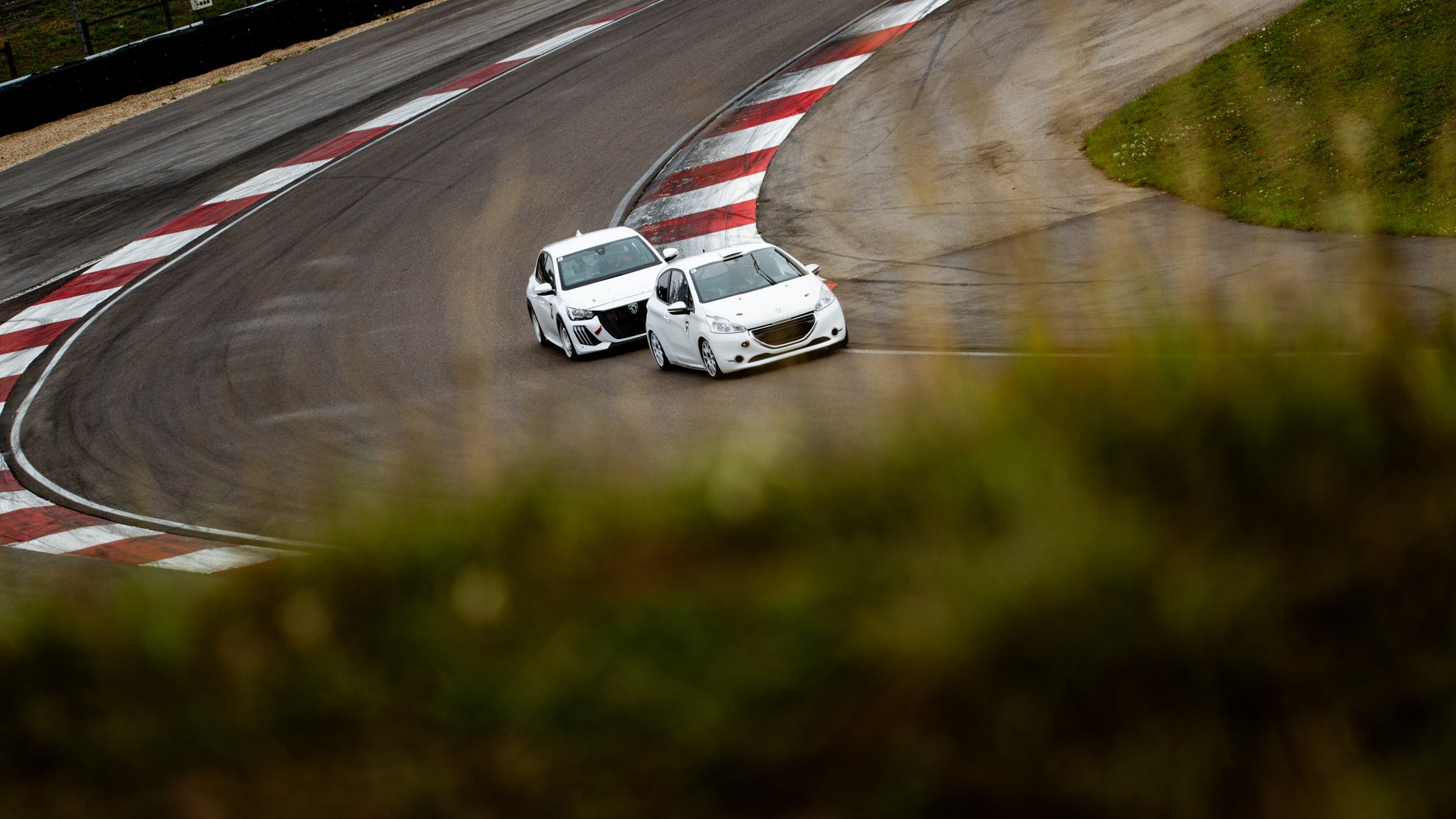 Zwei weiße Peugeot 208 Rennwagen Stostange an Soßstange auf der Rennstrecke Dijon-Prenois in der Nhe des Schweiz.