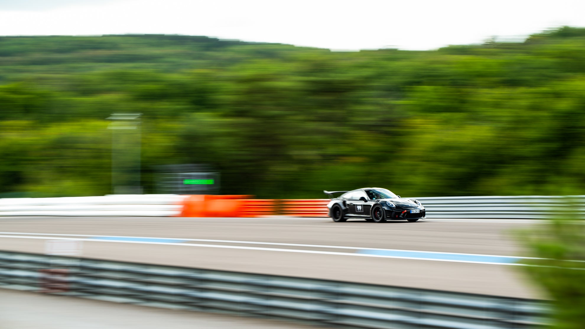 Dijon-Prenois Trackday mit einem Porsche 991.2 GT3 RS in schwarz bei einer Track Experience.