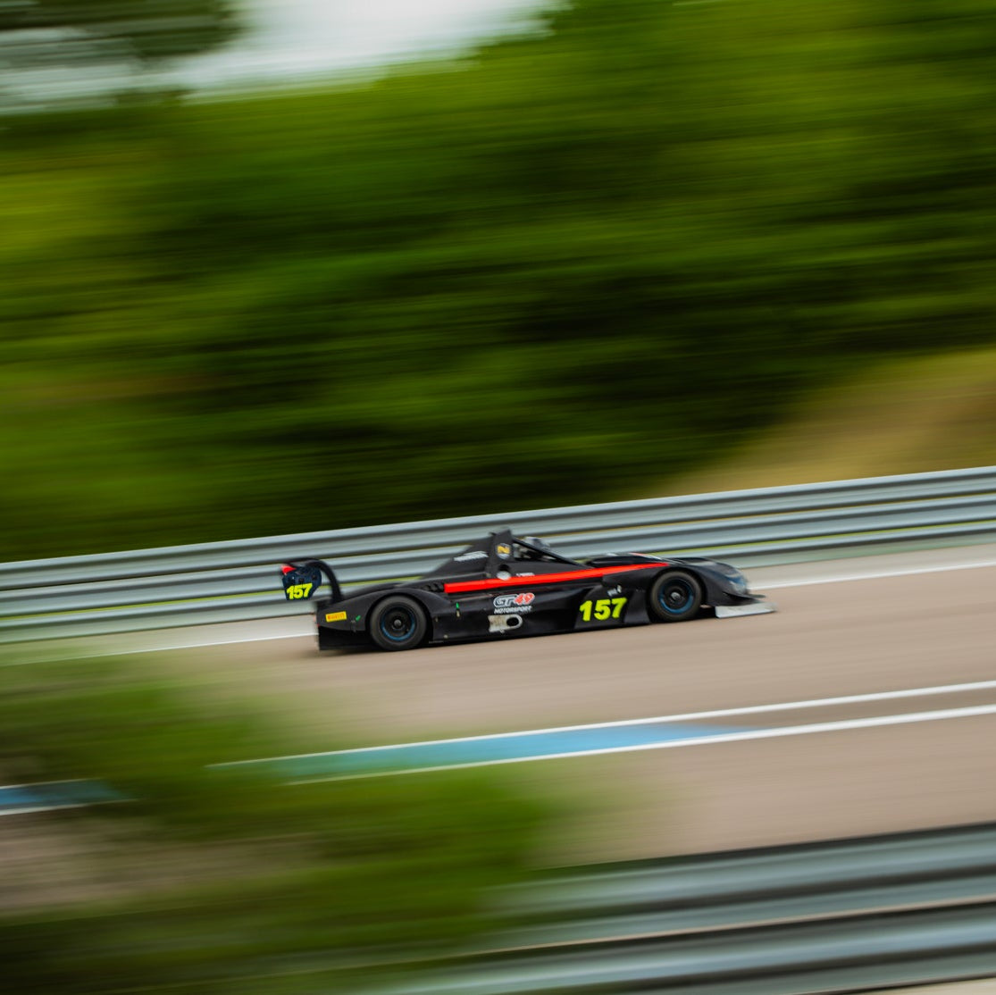 Schwarzer Norma NP02 auf dem Circuit Dijon-Prenois.