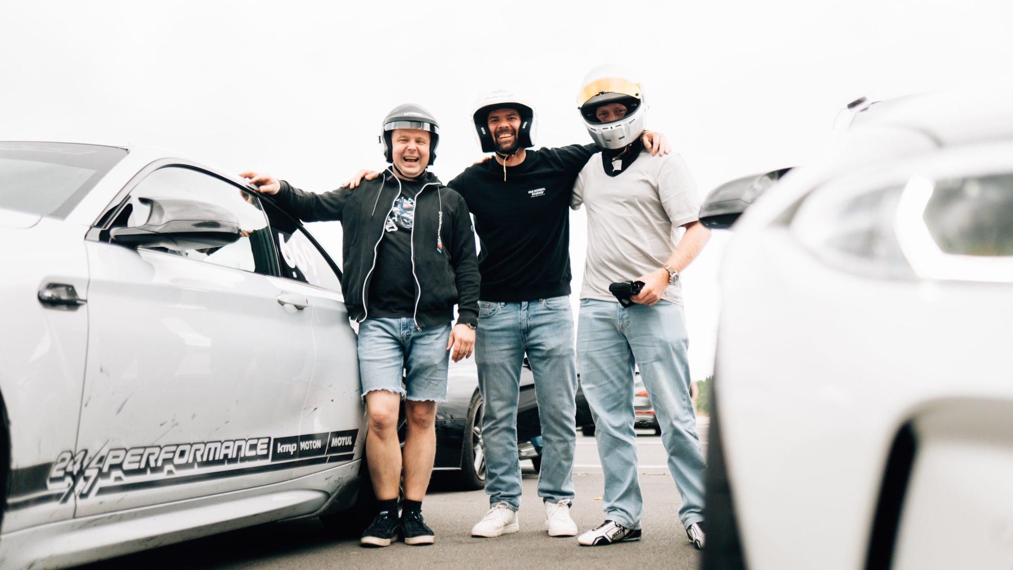 Drei Freunde bei einem Trackday zwischen zwei BMW M2.