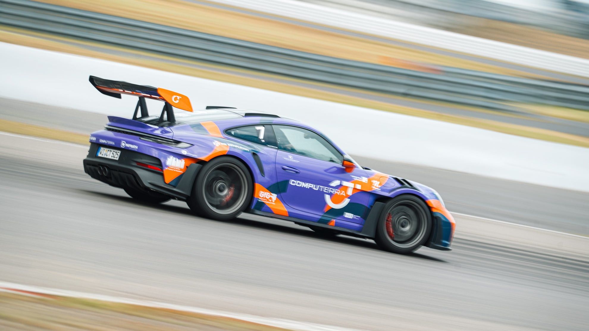 Purple Porsche 992 GT3 RS von Computerra bei einem Trackday von Twentyseven Automotive.