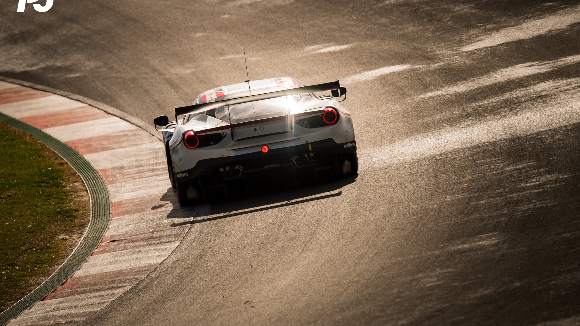 Weißer Ferrari 488 GT3 Evo von AF Corse auf einem Trackday für Rennwagen. 