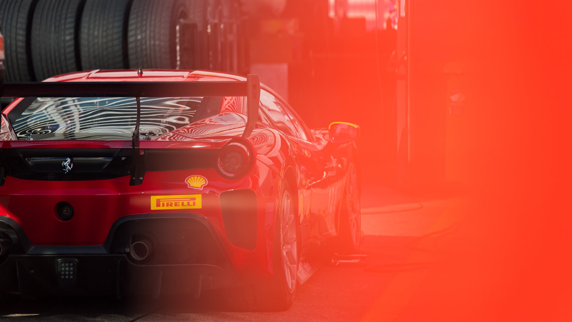 Roter Ferrari 488 Challenge Evo mit einem Shell und Pirelli Aufkleber.
