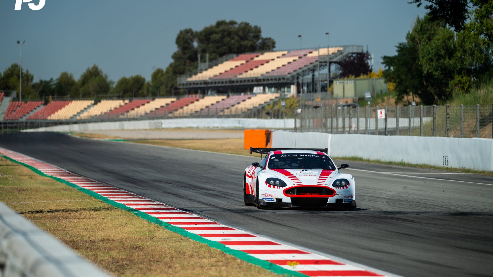 Young Talent Aston Martin DB9R von Moto Historics auf dem Barcelona Circuit.