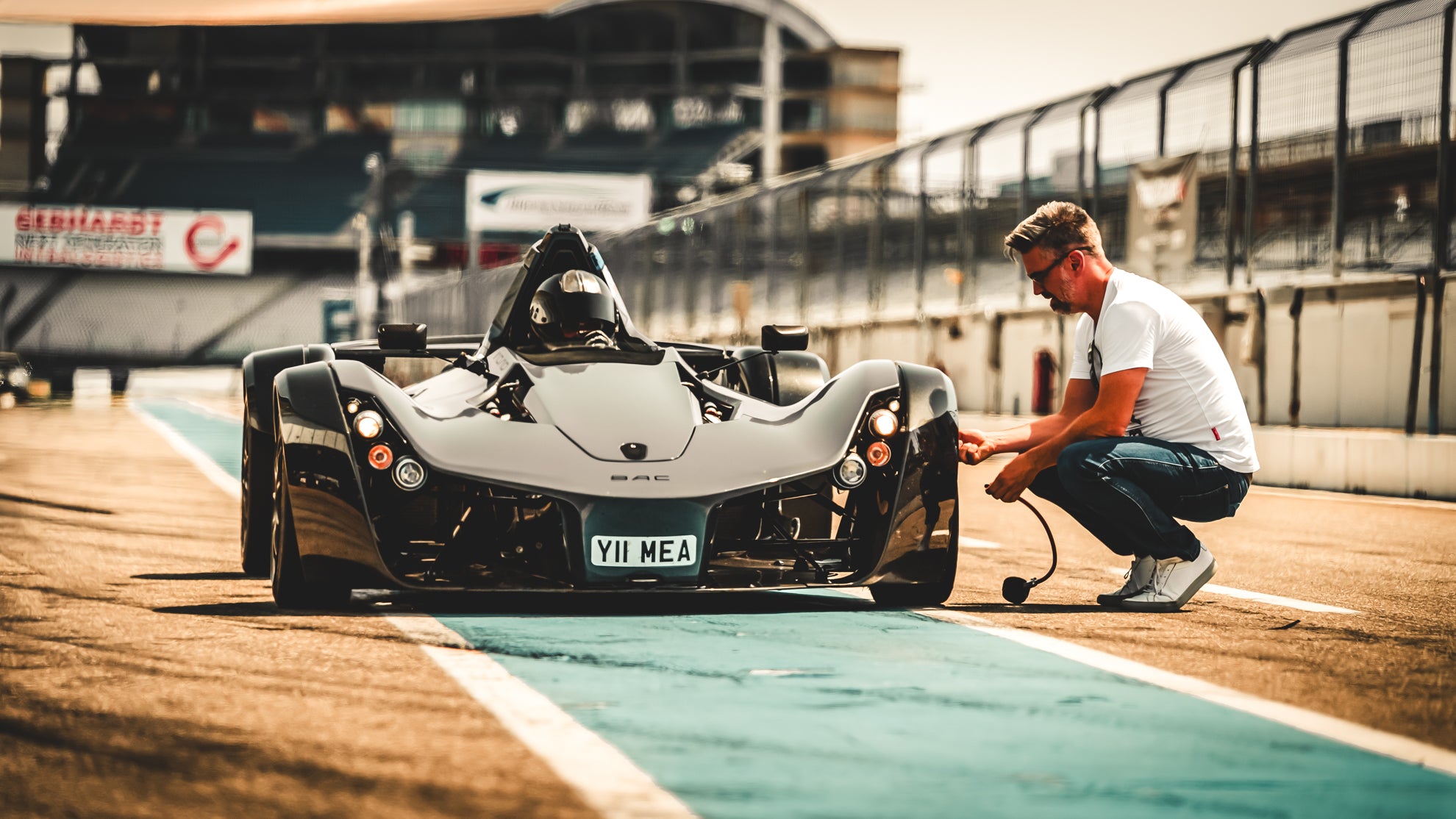 BAC Mono in der Boxengasse in Hockenheim beim Luftdruck prüfen. 
