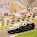 Ein schwarzer McLaren 620S mit Carbon-Paket und schwarzen Felgen auf dem Afterwork Trackday von Twentyseven Trackdays am Salzburgring.