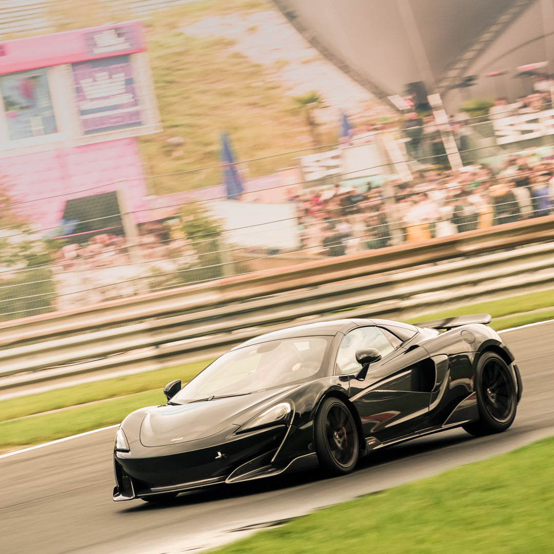 Ein schwarzer McLaren 620S mit Carbon-Paket und schwarzen Felgen auf dem Afterwork Trackday von Twentyseven Trackdays am Salzburgring.